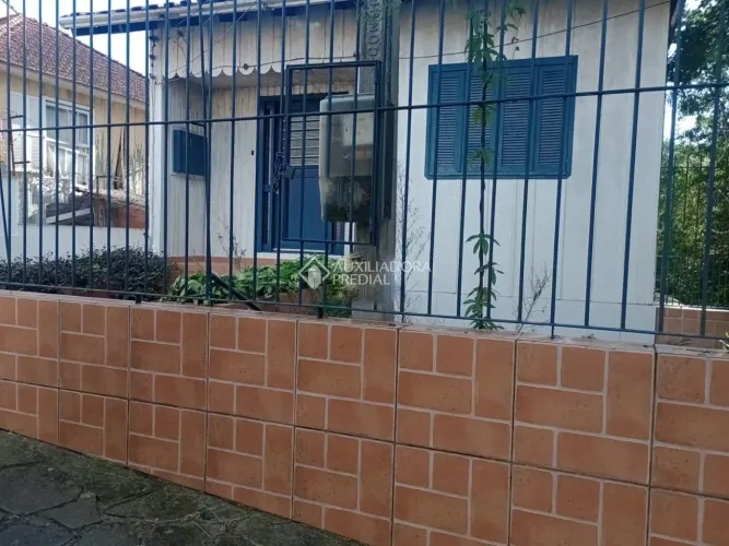Casa mista com três dormitórios bairro Cristal terreno 10 x 34