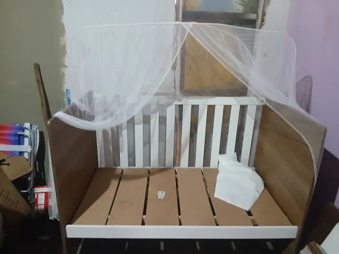 Berço com colchão e mosquiteiro 
