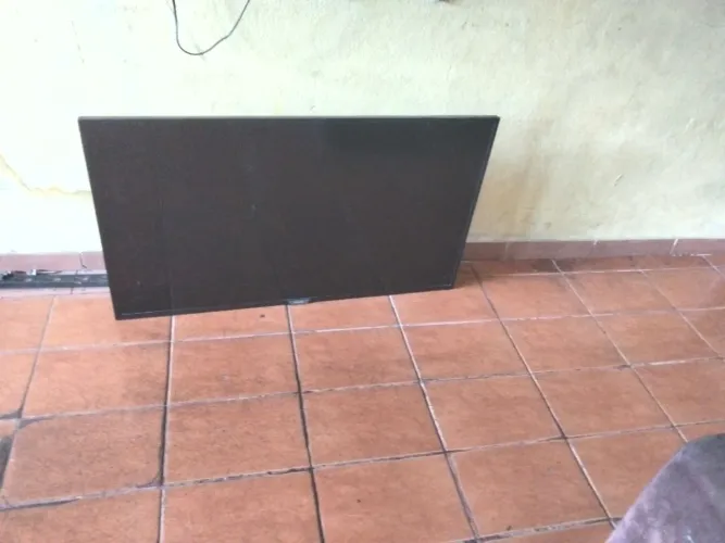 Tv Philips 40 polegadas liga só k imagem fica tremendo
