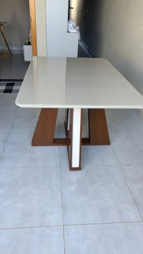 MESA DE MDF MADRI COM TAMPAO DE VIDRO<br>1,35X0,90 com tampao de vidro + 4 cadeiras OFF WHITE
