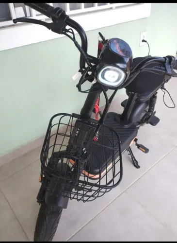Moto elétrica Yoo em perfeito estado.