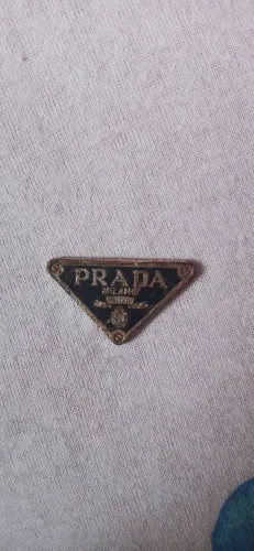 ? : "Placa Logotipo Prada Triangular Original - Para Restauração / Upcycling".