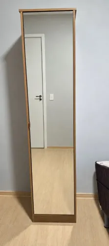 Armário multiuso com porta espelhada