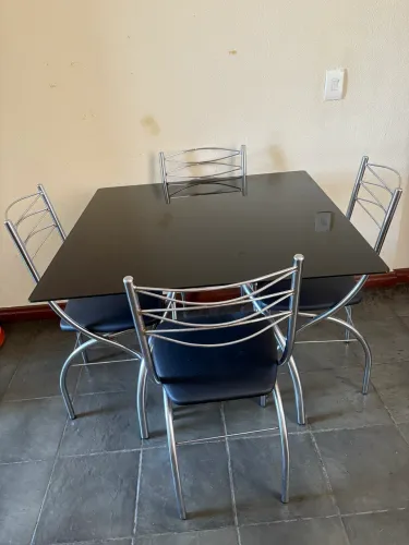 Mesa com 4 cadeiras