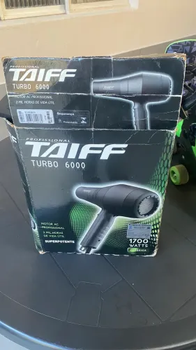 Trata-se de um secador de cabelo profissional Taiff Turbo 6000, com potência de 1700W.
