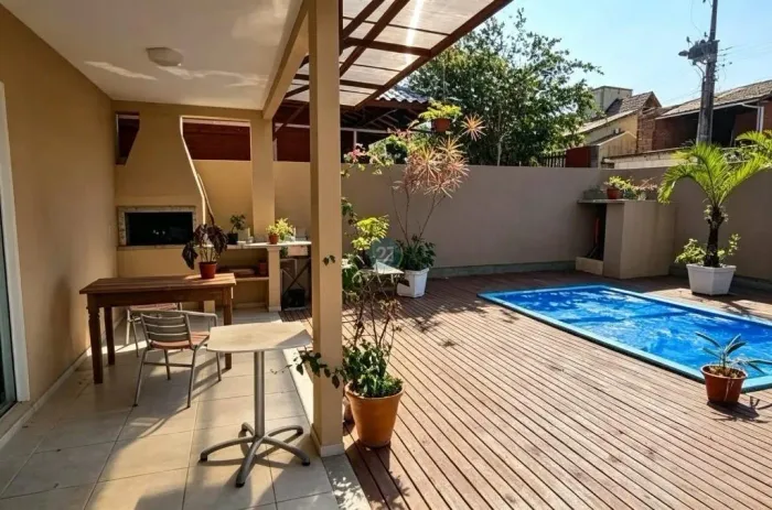 Alugo ampla casa, com 03 suítes, 04 vagas de garagem, piscina, churrasqueira, e quintal em