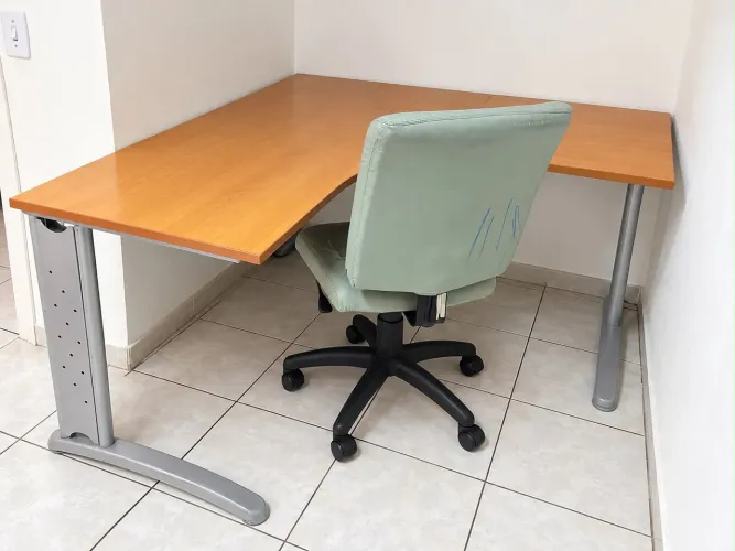Mesa para computador com cadeira giratória 