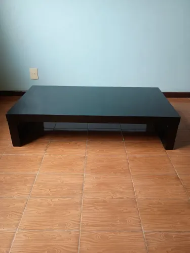 Mesa de centro preta em ótimo estado