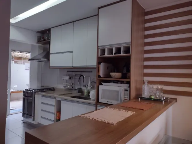 Apartamento com 2 dormitórios sendo 1 suíte muito bem decorado com quintal e churrasqueira