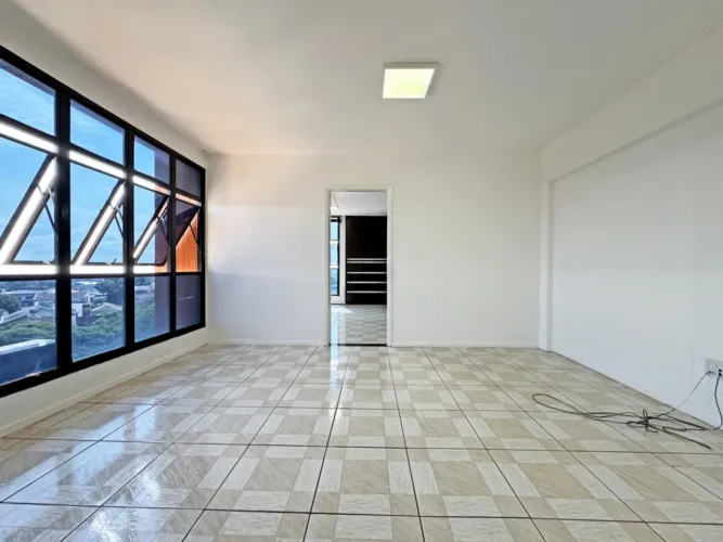 Sala comercial para alugar no Centro Médico Santa Rita em Maringá com recepção, 3 salas e