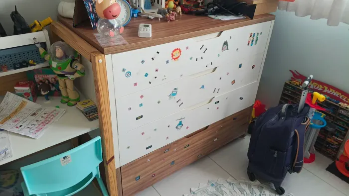 Linda cômoda de 4 gavetões .