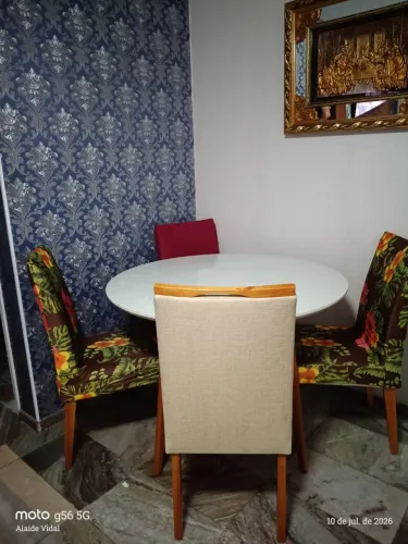 Jogo de mesa com cadeiras
