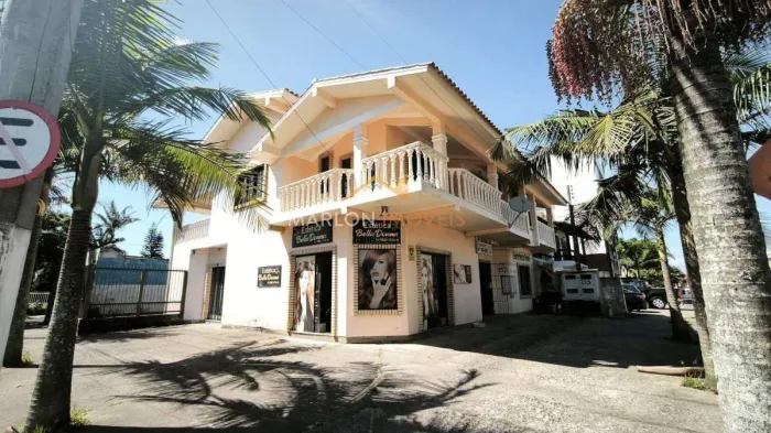 Prédio comercial com residência e 3 salas comerciais.