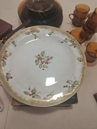 Prato de bolo pintado a mão com detalhe em ouro