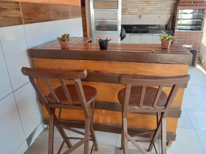 VENDE-SE UM BALCAO E DUAS BANQUETAS.