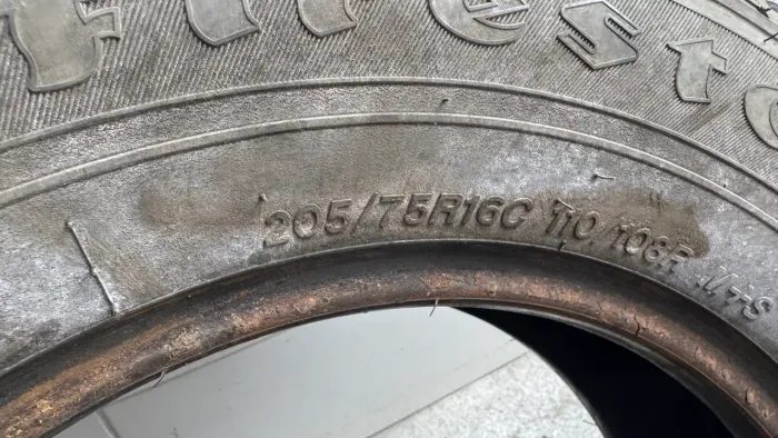 Pneu 205/75R16