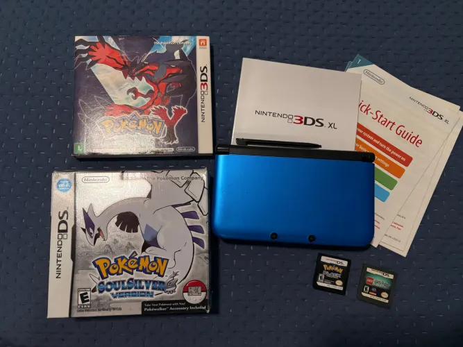Nintendo 3DS XL Azul + Carregador + Lote 4 Jogos (Pokémon SoulSilver, Black, Y e HP Lego)