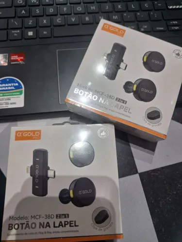 Microfone de lapela duplo antigo ruído