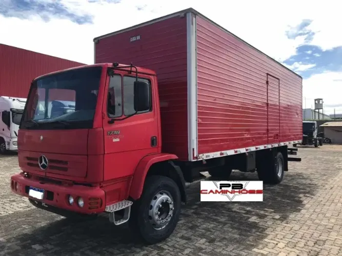 MERCEDES BENZ 1718 2010/2011 COM BAÚ ASSOALHO EM CHAPA DE AÇO.