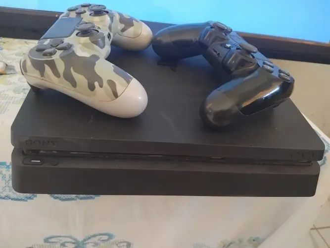 Vendo  playstation  4  1 terá  duas manete  vários  jogos na memória 