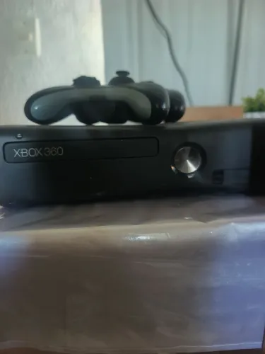 Xbox 360, 2 controles e kitnet