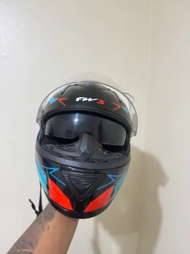 Capacete fw3 com oculos e um ls2 zerado, seminovo mas bem conservado.