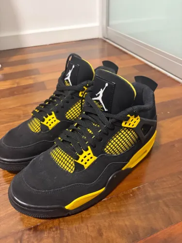 Jordan 4 Retro ?Thunder? preto e amarelo