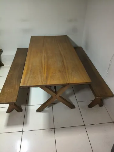 Mesa em madeira rústica