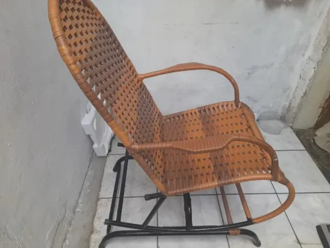 Cadeira de balanço de ferro, revestida de fibra junco sintético