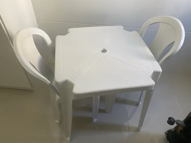 Mesa e cadeiras