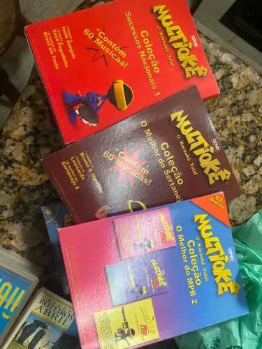 Multiokê e fitas antigas tudo em perfeito estado de colecionador