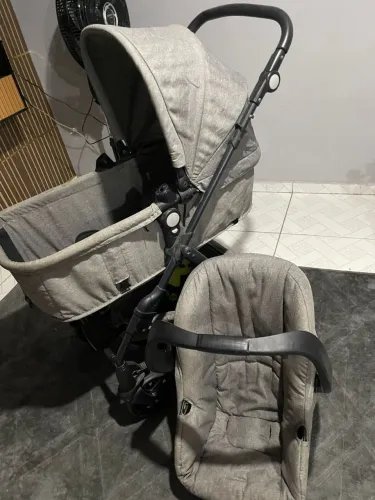 Carrinho Moisés Cosco com bebê conforto 