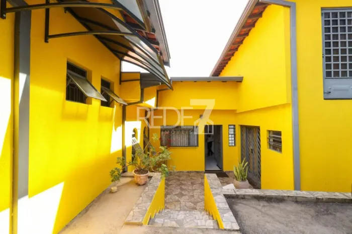 Casa de 3 Quartos com Amplo Terreno (305m²) - Jardim Boa Esperança