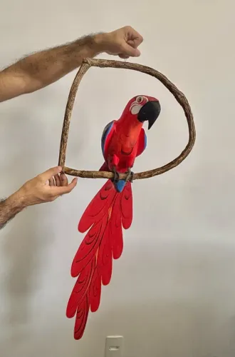 Arara grande de madeira