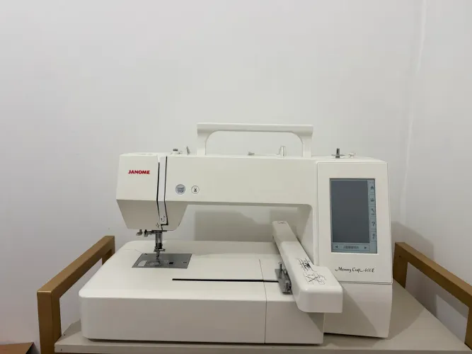 Máquina eletrônica de bordar janome 400e