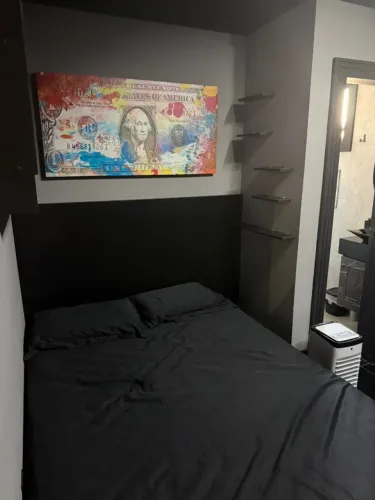 Quarto em imovel de alto padrão. Dividir apartamento. Estancia apenas rapazes