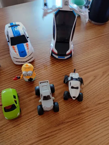 Vendo brinquedos diversos , tem de menino e tem ursos