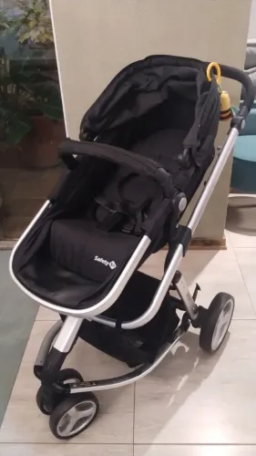 Vendo carrinho de bebê e cadeirinha de alimentação