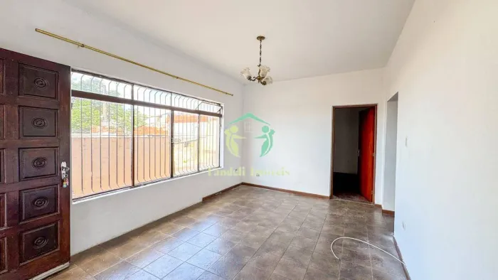 Casa assobradada com 2 salões comerciais, com 159m², 3 quartos e 1 vaga