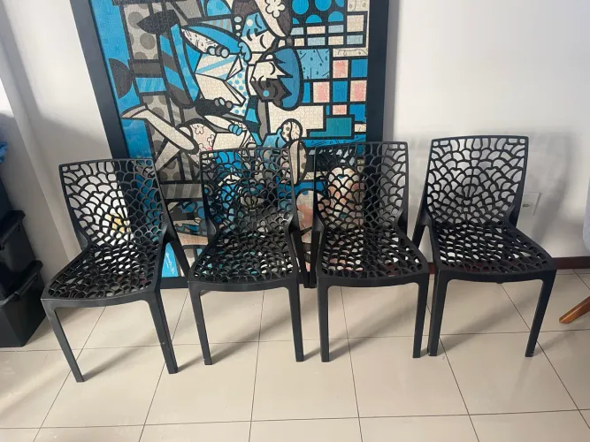 Vende-se 4 cadeiras toda de PVC