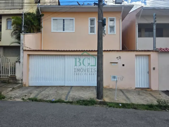 Excelente casa á venda de no bairro Jardim Centenário em Poços de Caldas MG.