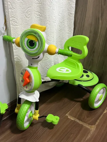 Triciclo infantil toca música