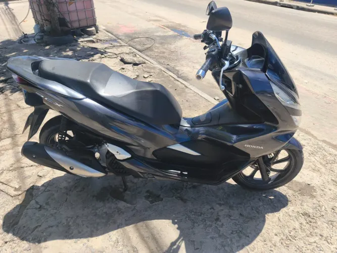 Moto revisada , sem detalhe na pintura e pneus novos!