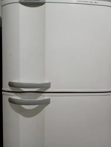 Vendo Geladeira Electrolux 495 LT , branca FUNCIONANDO E COM TODAS AS PECAS ,PRATELEIRAS 