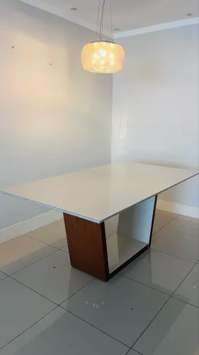 Vendo mesa com tampo de vidro branco e pé de madeira 