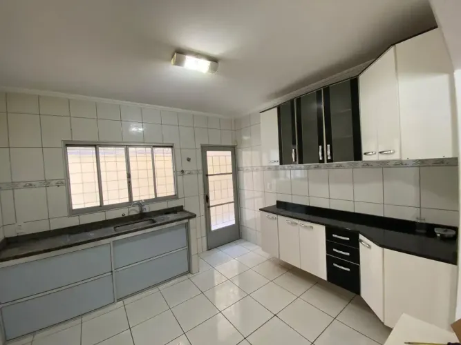 CASA TÉRREA PARA LOCAÇÃO NO PARQUE JAMBEIRO | 3 DORMITÓRIOS | ESPAÇO GOURMET COM CHURRASQU