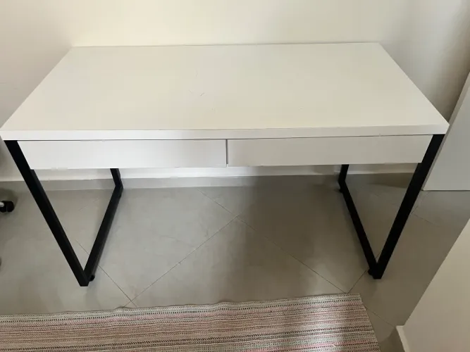 Mesa para escritório 1,20 por 60 cm em perfeito estado