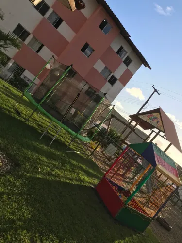 Alugo cama elástica média com casinha de bolinha 