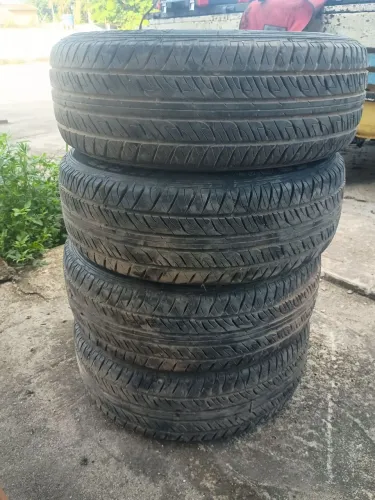 Vendo pneus 215/60/15 dunlop