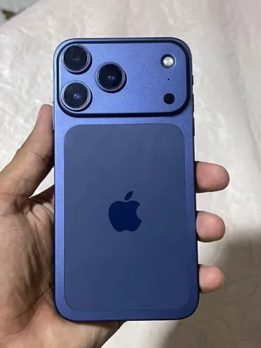 iPhone XR com a carcaça do 17 pro max cor azul